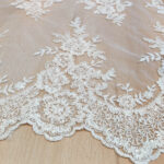 Δαντέλα κορδονέ, κεντημένη σε τούλι με παγιέτα